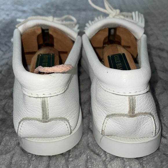 Minnetonka Moccasins White Leather w Red, Black & White Beading. Fringed Tongue - Picture 4 of 10